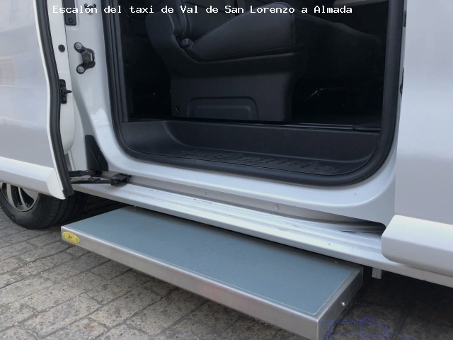 Taxi con escalón de Val de San Lorenzo a Almada