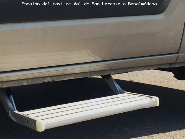 Taxi con escalón de Val de San Lorenzo a Benalmádena