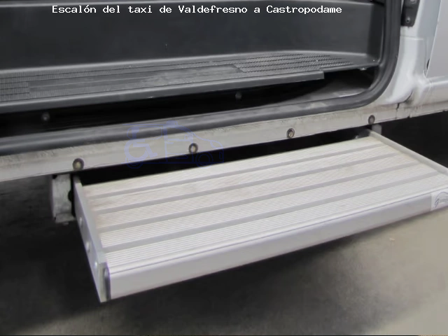 Taxi con escalón de Valdefresno a Castropodame